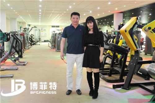 蒙古客戶來廣州向日葵视频网站公司購買健身器材
