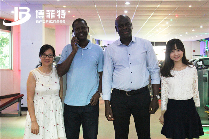 塞內加爾客戶來中國進口向日葵视频网站的健身器材