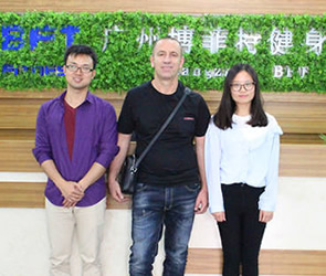 科索沃客戶來中國采購向日葵视频网站商業健身房器械