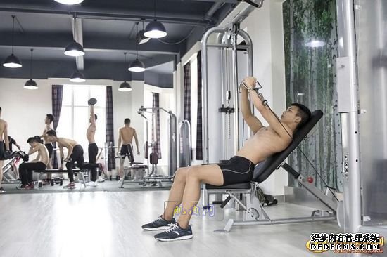 長腿、翹臀的完美身材美女哪裏多集中？除了春熙路，可能也就是四川西南航空職業學院健身房了。近日，該校一組美女健身房性感照片走紅網絡，時尚炫酷高大上的健身房加長腿翹臀完美身材的俏空姐，讓網友觀後直呼：“看美女不用去春熙路被暴曬了，到西航健身房吹著空調撩師妹去。”