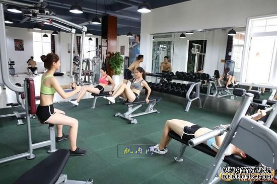 長腿、翹臀的完美身材美女哪裏多集中？除了春熙路，可能也就是四川西南航空職業學院健身房了。近日，該校一組美女健身房性感照片走紅網絡，時尚炫酷高大上的健身房加長腿翹臀完美身材的俏空姐，讓網友觀後直呼：“看美女不用去春熙路被暴曬了，到西航健身房吹著空調撩師妹去。”
