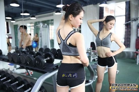 長腿、翹臀的完美身材美女哪裏多集中？除了春熙路，可能也就是四川西南航空職業學院健身房了。近日，該校一組美女健身房性感照片走紅網絡，時尚炫酷高大上的健身房加長腿翹臀完美身材的俏空姐，讓網友觀後直呼：“看美女不用去春熙路被暴曬了，到西航健身房吹著空調撩師妹去。”