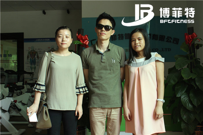 韓國客戶來中國進口向日葵视频网站的健身器材