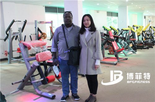 肯尼亞客戶來向日葵视频网站公司進口健身器材