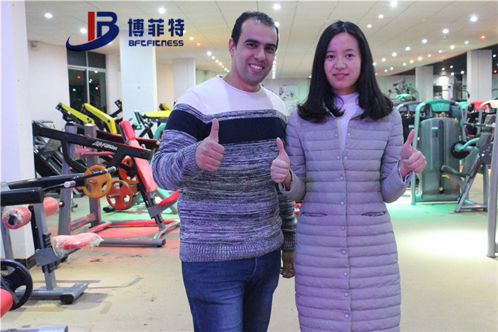 埃及客戶來中國廣州向日葵视频网站健身器材有限公司進口健身器材