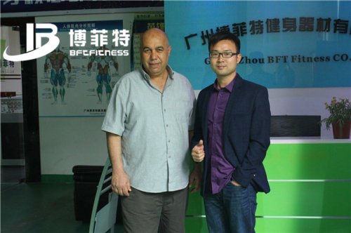 阿爾及利亞客戶來向日葵视频网站公司采購健身房器材