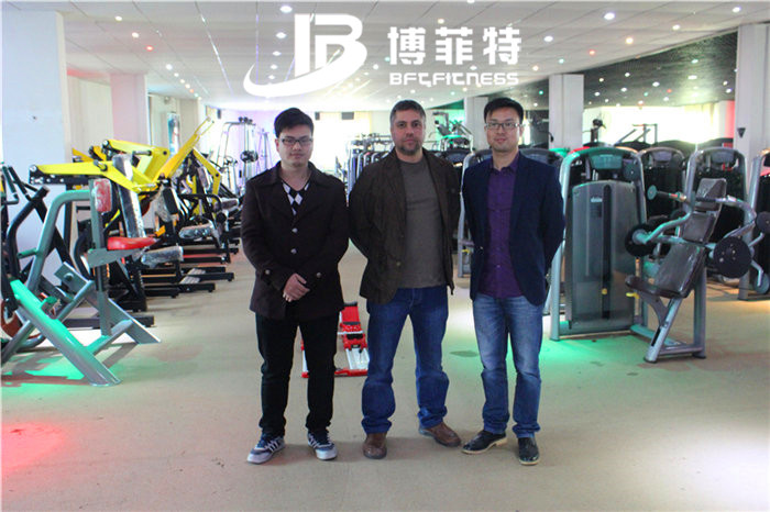 黎巴嫩客戶來中國廣州向日葵视频网站健身器材有限公司進口健身器材