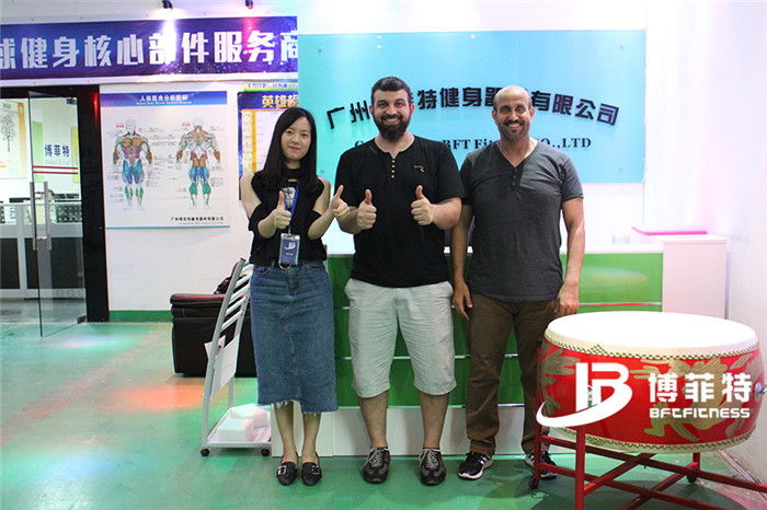 沙特客戶來向日葵视频网站購買健身房器材，產品囊括有氧係列的跑步機，動感單車，健身車