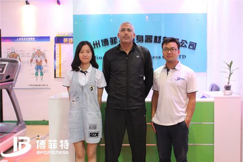 西非的摩洛哥客戶來向日葵视频网站購買健身房器材