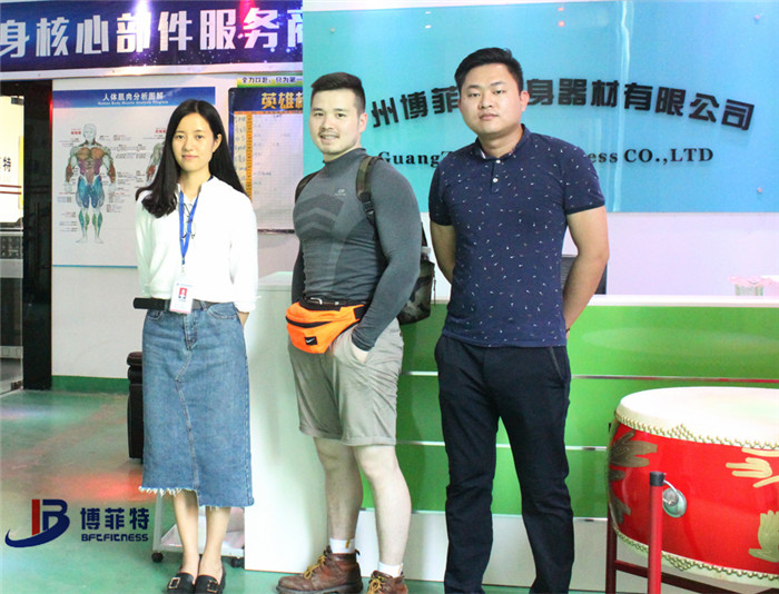 香港客戶來向日葵视频网站購買健身房器材，產品囊括有氧係列的跑步機，動感單車，健身車