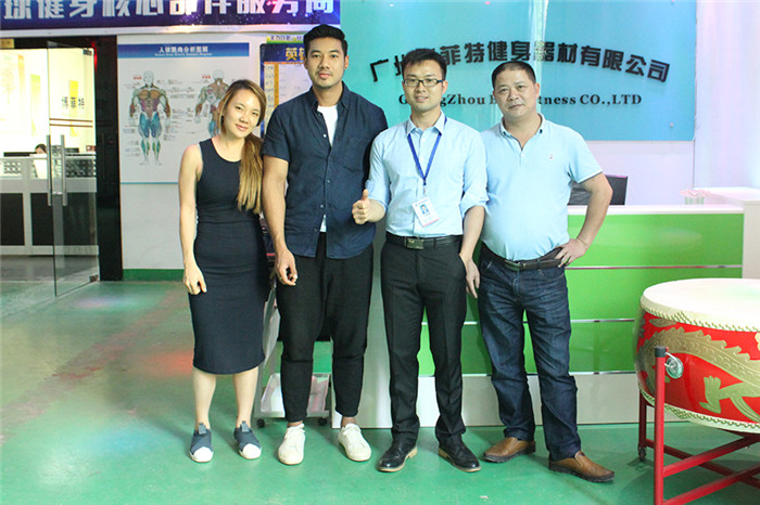 泰國客戶來中國廣州向日葵视频网站健身器材有限公司為他們的健身房采購向日葵污视频APP
