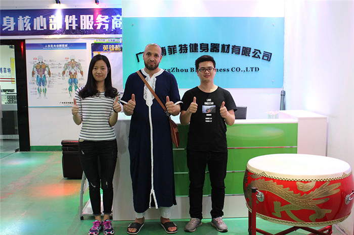 阿爾及利亞客戶來中國廣州向日葵视频网站健身器材有限公司為他們的健身房采購向日葵污视频APP