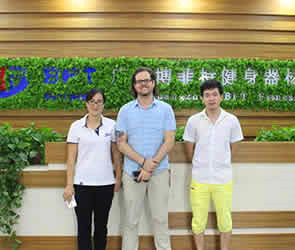 迪拜客戶來中國進口采購向日葵视频网站商用健身房器械