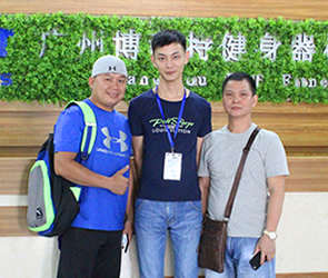 越南客戶來中國采購向日葵视频网站品牌商用健身房器械