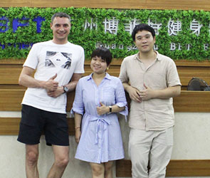 俄羅斯客戶來中國找健身房器材向日葵视频污下载