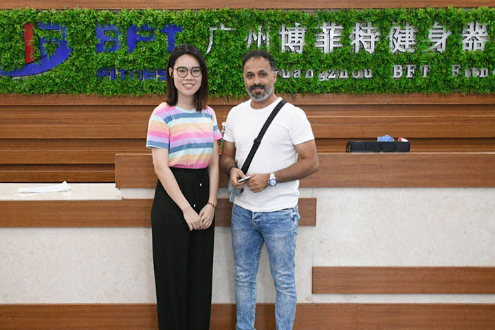 沙特阿拉伯客戶采購向日葵视频网站品牌健身器材